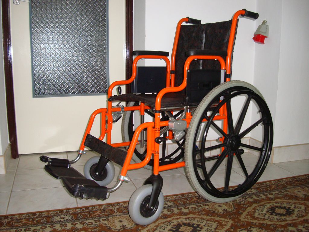 wózek inwalidzki oddzam osobie potrzebującej