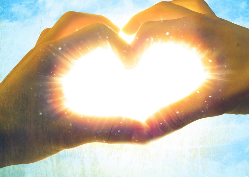 dłonie złożone w kształt serca